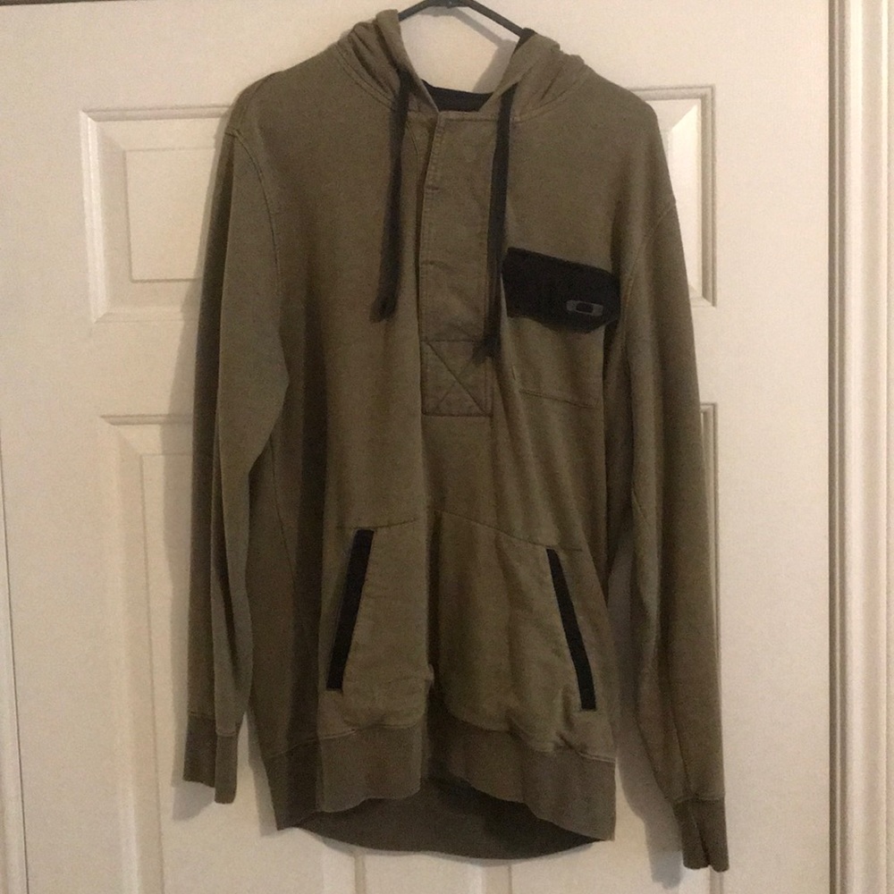 Men’s Oakley hoodie.